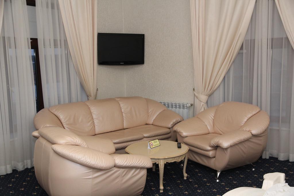 Kleopatra Vip Hotel Kamianets-Podilskyi Exterior photo